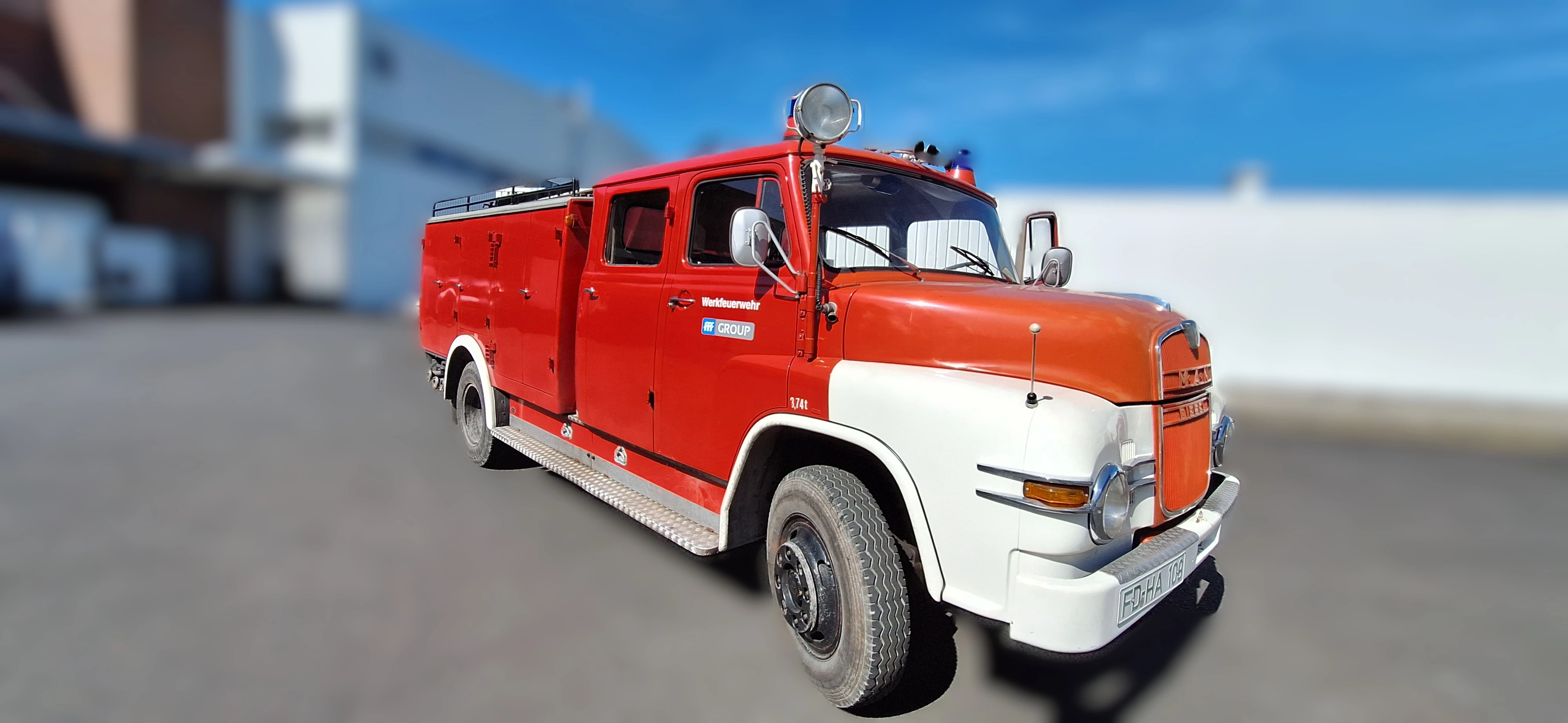 Historisches deutsches Feuerwehrfahrzeug auf MAN